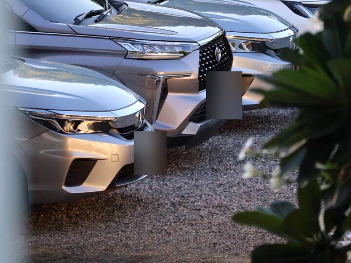 รถเช่าของ O Car Rent หลายคันจอดเรียงกัน พร้อมส่งมอบให้ลูกค้าในอุดรธานี