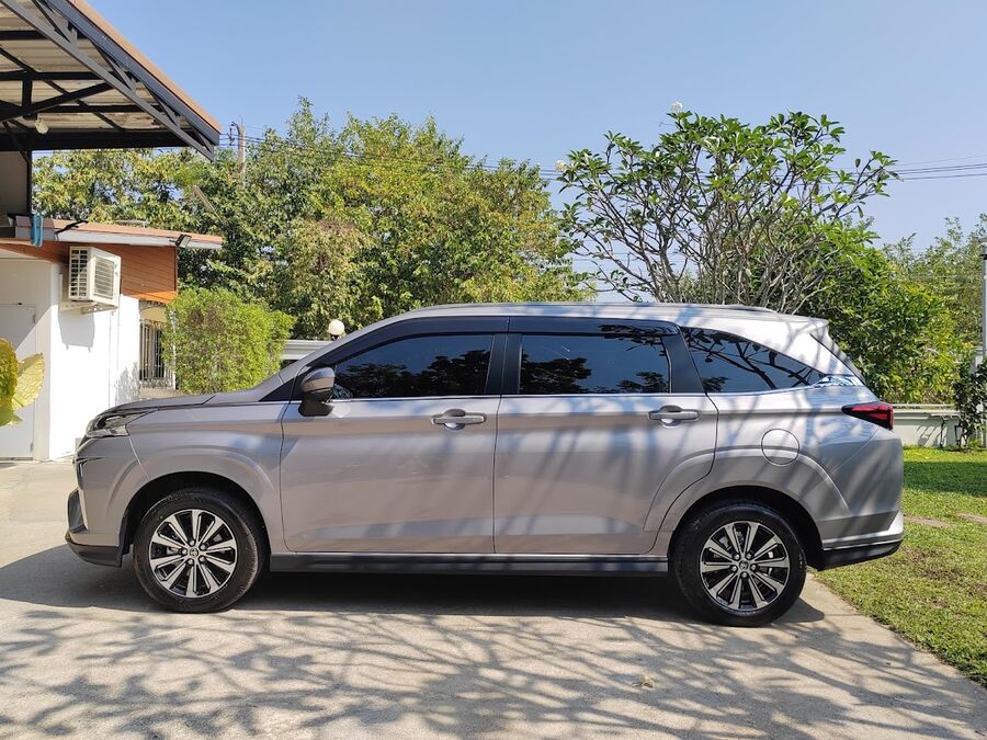 Toyota Veloz รถจริงของ O Car Rent อุดรธานี ถ่ายจากมุมด้านข้าง